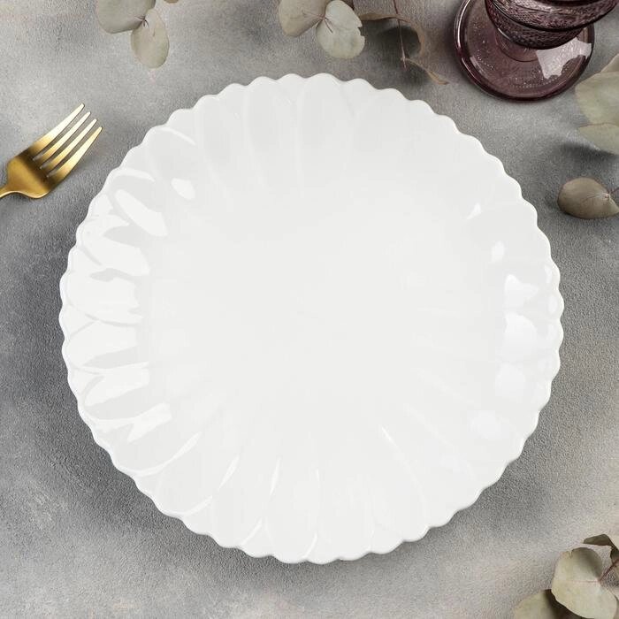 Тарелка фарфоровая обеденная Magistro «Цветок», d=25 см, цвет белый от компании Интернет - магазин Flap - фото 1