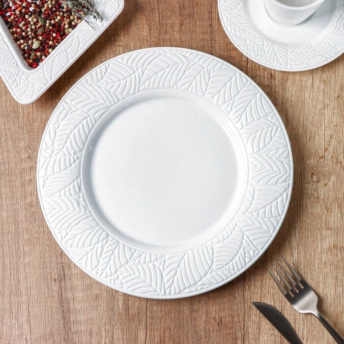 Тарелка фарфоровая обеденная Magistro «Лист», d=25,8 см, цвет белый от компании Интернет - магазин Flap - фото 1