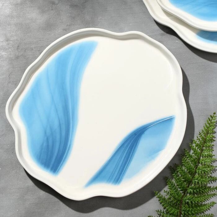 Тарелка керамическая неровный край «Разводы», 27 см, цвет бело-голубой от компании Интернет - магазин Flap - фото 1