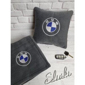 Автомобильный набор с вышивкой логотипа BMW : подушка 30х30 см и плед 150х150см цвет серый