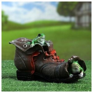 Фигурное кашпо "Ботинок с лягушками" 15х24см Хорошие сувениры 4304236 .