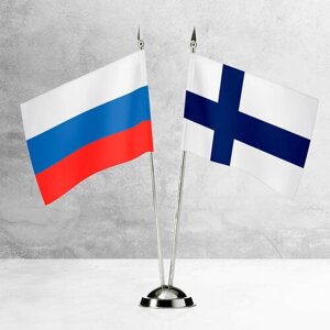 Настольные флаги России и Финляндии на пластиковой подставке под серебро