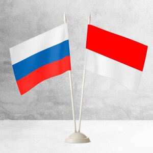 Настольные флаги России и Индонезии на пластиковой белой подставке