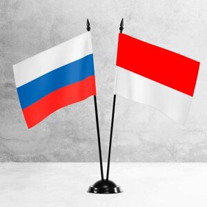 Настольные флаги России и Индонезии на пластиковой черной подставке