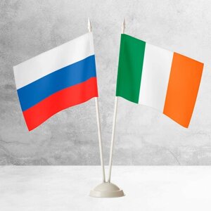 Настольные флаги России и Ирландии на пластиковой белой подставке