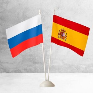 Настольные флаги России и Испании на пластиковой белой подставке