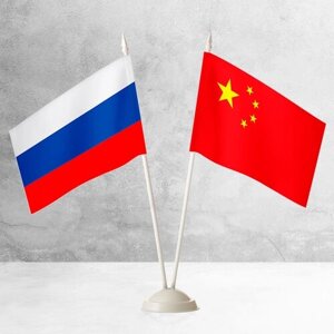 Настольные флаги России и Китая на пластиковой белой подставке