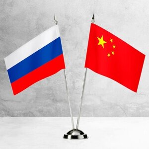 Настольные флаги России и Китая на пластиковой подставке под серебро