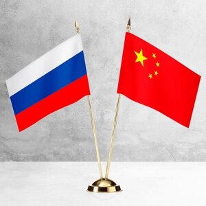 Настольные флаги России и Китая на пластиковой подставке под золото