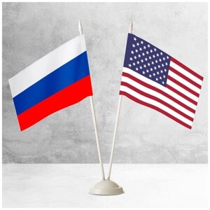 Настольные флаги России и США на пластиковой белой подставке