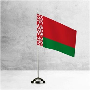 Настольный флаг Белоруссии на пластиковой подставке под серебро / Флажок Белоруссии настольный 15x22 см. на подставке