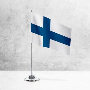 Настольный флаг Финляндии на металлической подставке под серебро