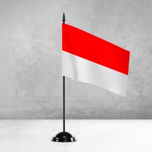 Настольный флаг Индонезии на пластиковой черной подставке