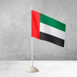 Настольный флаг ОАЭ на пластиковой белой подставке