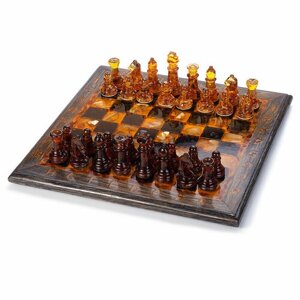 Небольшая шахматная доска из дерева с натуральным янтарем и фигурками