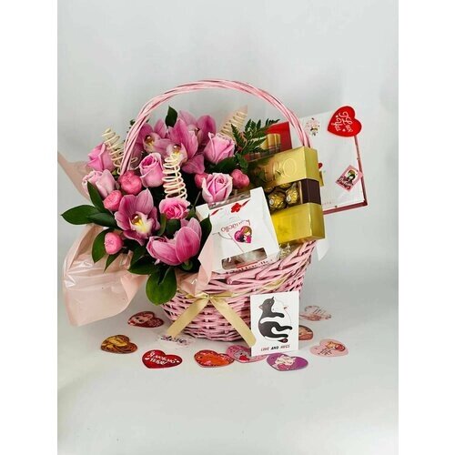 Подарочная корзина с букетом из роз, орхидеи, рускуса и конфетами рафаэлло, ферреро роше и мерси.
