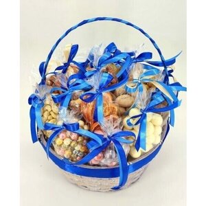 Подарочная корзина с орехами и сухофруктами (голубая)
