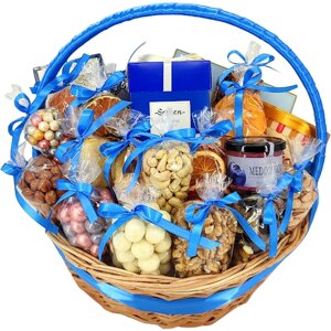 Подарочная корзина с орехами и сухофруктами в голубом цвете