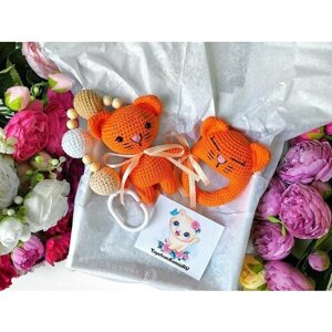 Подарочный набор оранжевый котик для новорожденных. Вязаные игрушки. Подвеска на коляску и погремушка детская.