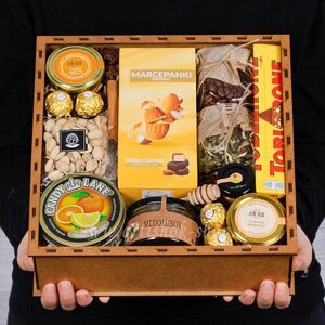 Подарочный набор подруге с чаем и конфетами ART-Box артишок №2220