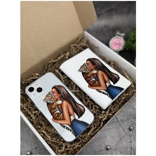 Подарочный набор: Прозрачный силиконовый чехол для iPhone 13/ Айфон 13 + Белая кожаная обложка на паспорт Девушка с тигренком