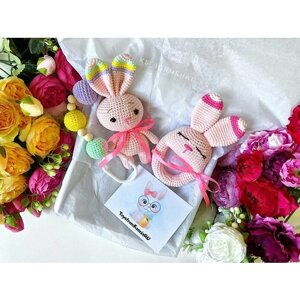 Подарочный набор зайка розовый для новорожденной девочки. Вязаные игрушки для малышей. Погремушка и подвеска на коляску