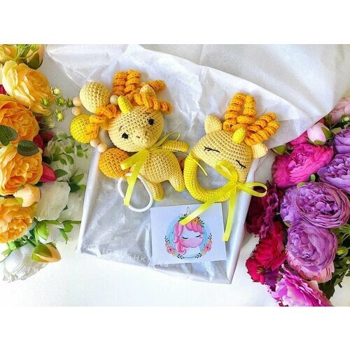 Подарочный набор желтый единорог для новорожденных. Вязаные игрушки. Подвеска на коляску и погремушка детская.