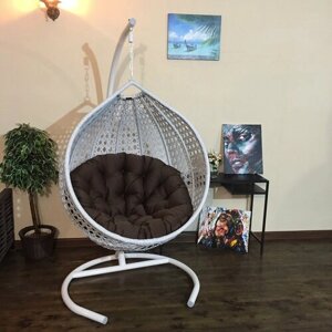 Подвесное кресло Арриба Кантри на металлической стойке белое с круглой коричневой подушкой