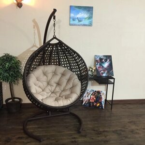Подвесное кресло Арриба Кантри на металлической стойке коричневое с круглой бежевой подушкой