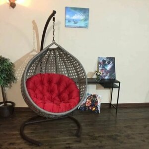 Подвесное кресло Арриба Кантри на металлической стойке мокко с круглой красной подушкой