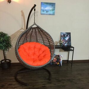 Подвесное кресло Арриба Кантри на металлической стойке Мокко с круглой оранжевой подушкой