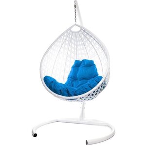 Подвесное кресло из ротанга "Капля Люкс" белое с синей подушкой M-Group