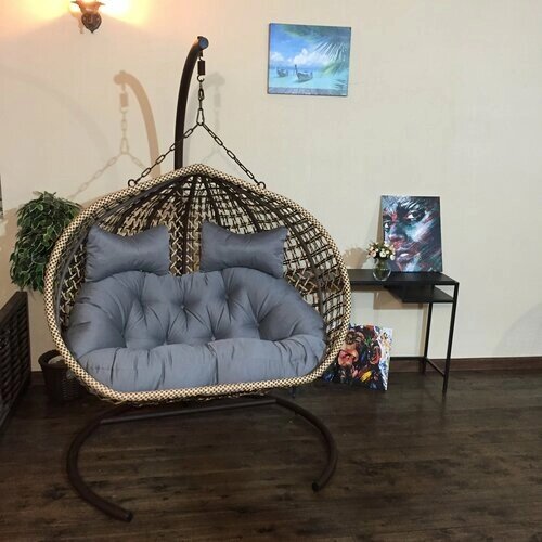 Подвесное кресло Сомбреро кантри на металлической бежево-коричневой стойке с серой подушкой