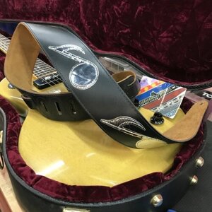 Ремень для электрогитары гитары Levys M17MRN-BLK, регулируемый, кожаный
