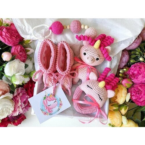 Вязаные игрушки для новорожденных. Подарочный набор единорог. Беби бокс в розовом цвете для девочки. Погремушка вязаная, подвеска на коляску и пинетки
