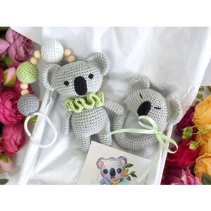 Вязаные игрушки для новорожденных с коалой. Вязаная погремушка коала и подвеска на коляску.