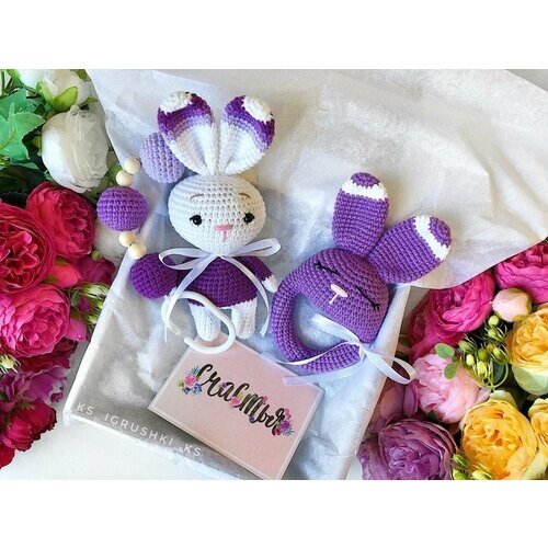 Вязаный набор подарочный для новорожденных в фиолетовом цвете. Игрушка зайка для малыша. Беби бокс. Погремушка и подвеска на коляску