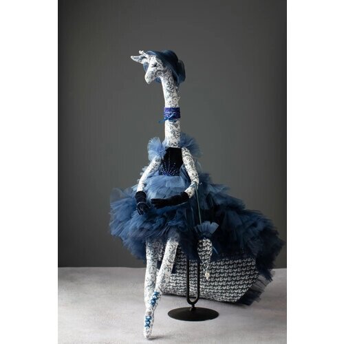 Авторская кукла "Жираф в стиле Диор синяя" ручная работа, интерьерная от компании М.Видео - фото 1