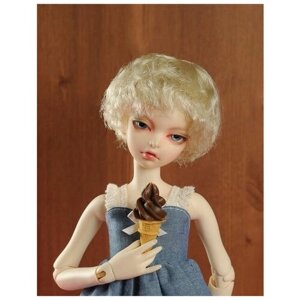 Dollmore (7-8) SUSM Wave Wig Blond (Короткий кудрявый парик блонд унисекс размер 17,5-20 см для кукол Доллмор)