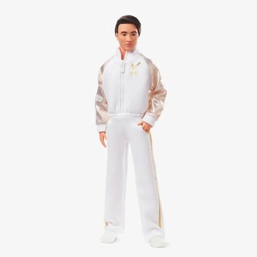 Кукла Barbie The Movie Ken Doll in White and Gold Tracksuit (Барби Фильм Кен в Бело-Золотом спортивном костюме) от компании М.Видео - фото 1