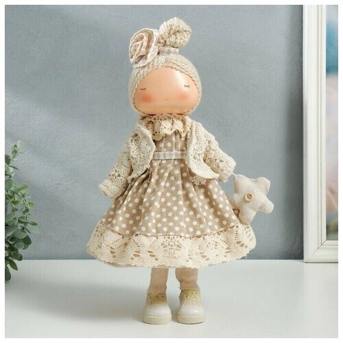 Кукла интерьерная "Малышка в бежевом платье в горох, с цветочком" 39х12,5х17 см от компании М.Видео - фото 1