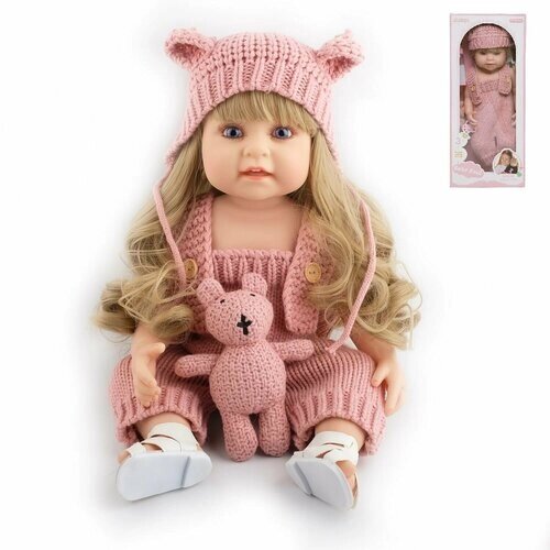 Кукла Junfa в розовом вязанном комбинезоне и шляпке с плюшевым мишкой 55 см от компании М.Видео - фото 1