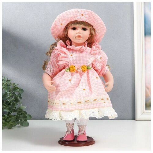 Кукла коллекционная керамика Маша в розовом платье в клетку с ромашками, в шляпке 30 см от компании М.Видео - фото 1
