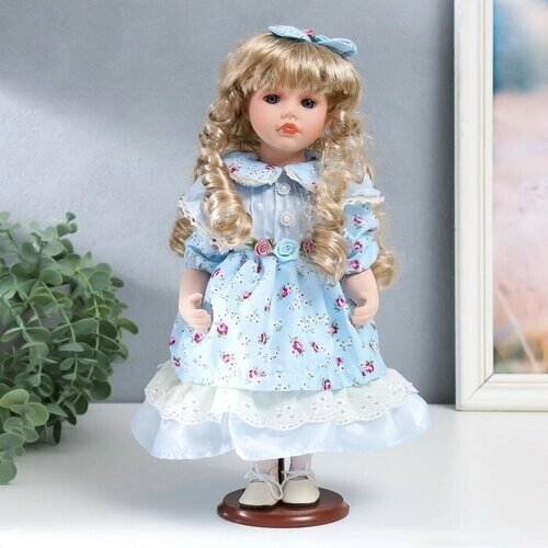 Кукла коллекционная керамика Тося в голубом платье с цветочками, с бантом в волосах 30 см 758617 от компании М.Видео - фото 1