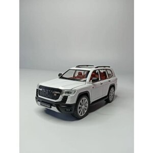 Модель автомобиля Toyota Land Cruiser коллекционная металлическая игрушка масштаб 1:24 белый
