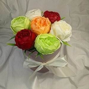 Мыльные розы букет из 7 шт в шляпной коробке