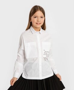Блузка с накладными карманами и принтом белая Button Blue (140)