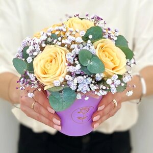 ЛЭТУАЛЬ FLOWERS Букет из роз, гипсофилы и Эвкалипта в коробочке Нимфа