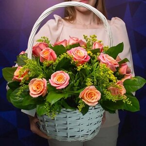 ЛЭТУАЛЬ FLOWERS Корзина-букет с цветами из персиковых роз и содидаго Коралловые сны 25 шт