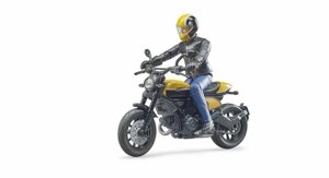 Мотоцикл жёлтый Scrambler Ducati с мотоциклистом